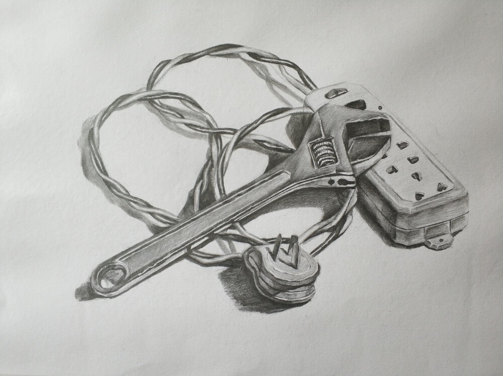 静物素描扳手和插线板一口吃个团子