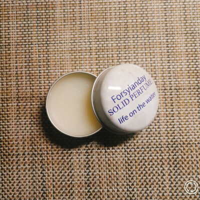 【life on the water一生之水固体香水】购于气味博物馆，淡淡的花香带一点甜，很清淡很舒服的味道。因为不习惯用固体香水，我就直接打开盖晾着当香薰用~