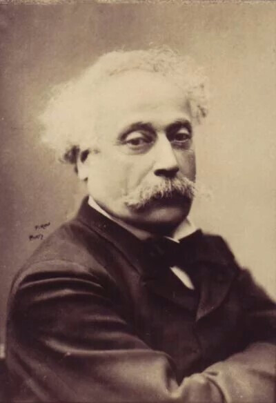 亚历山大·仲马（Alexandre Dumas.fils 1824年7月27日-1895年11月27日）是法国小说家大仲马任奥尔良公爵秘书处的文书抄写员时与一女裁缝所生的私生子，因与其父重名而被称为小仲马。小仲马的第一部扬名文坛的力作《茶…