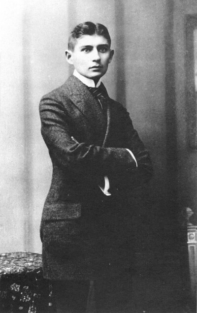弗兰兹·卡夫卡（Franz Kafka，1883年7月3日-1924年6月3日），生活于奥匈帝国（奥地利帝国和匈牙利组成的政合国）统治下的捷克德语小说家，本职为保险业职员。主要作品有小说《审判》、《城堡》、《变形记》等。
卡夫…
