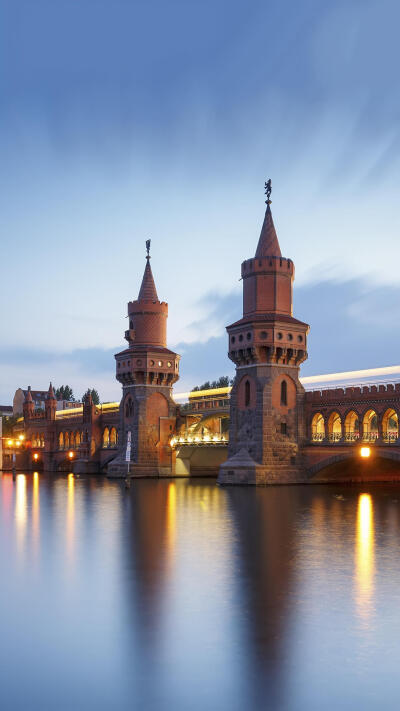 奥伯鲍姆桥（Oberbaumbrücke）
是柏林的施普雷河上的一座双层桥梁，该市的地标之一。它连接过去被柏林墙分割的弗里德里希斯海因和克罗伊茨贝格两区，已经成为柏林统一的重要标志。