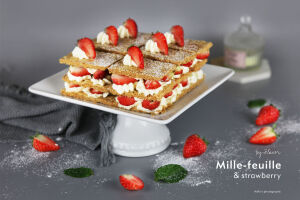 法国经典甜品拿破仑蛋糕（Mille+Feuiller）由多层酥皮夹以吉士组合而成，口感集松化及嫩滑于一身。大爱原味拿破仑~+
来自赋味的特别设计，原味/蓝莓/草莓拿破仑形象也赏心悦目。