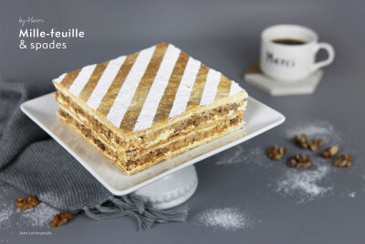 法国经典甜品拿破仑蛋糕（Mille+Feuiller）由多层酥皮夹以吉士组合而成，口感集松化及嫩滑于一身。大爱原味拿破仑~+
来自赋味的特别设计，原味/蓝莓/草莓拿破仑形象也赏心悦目。