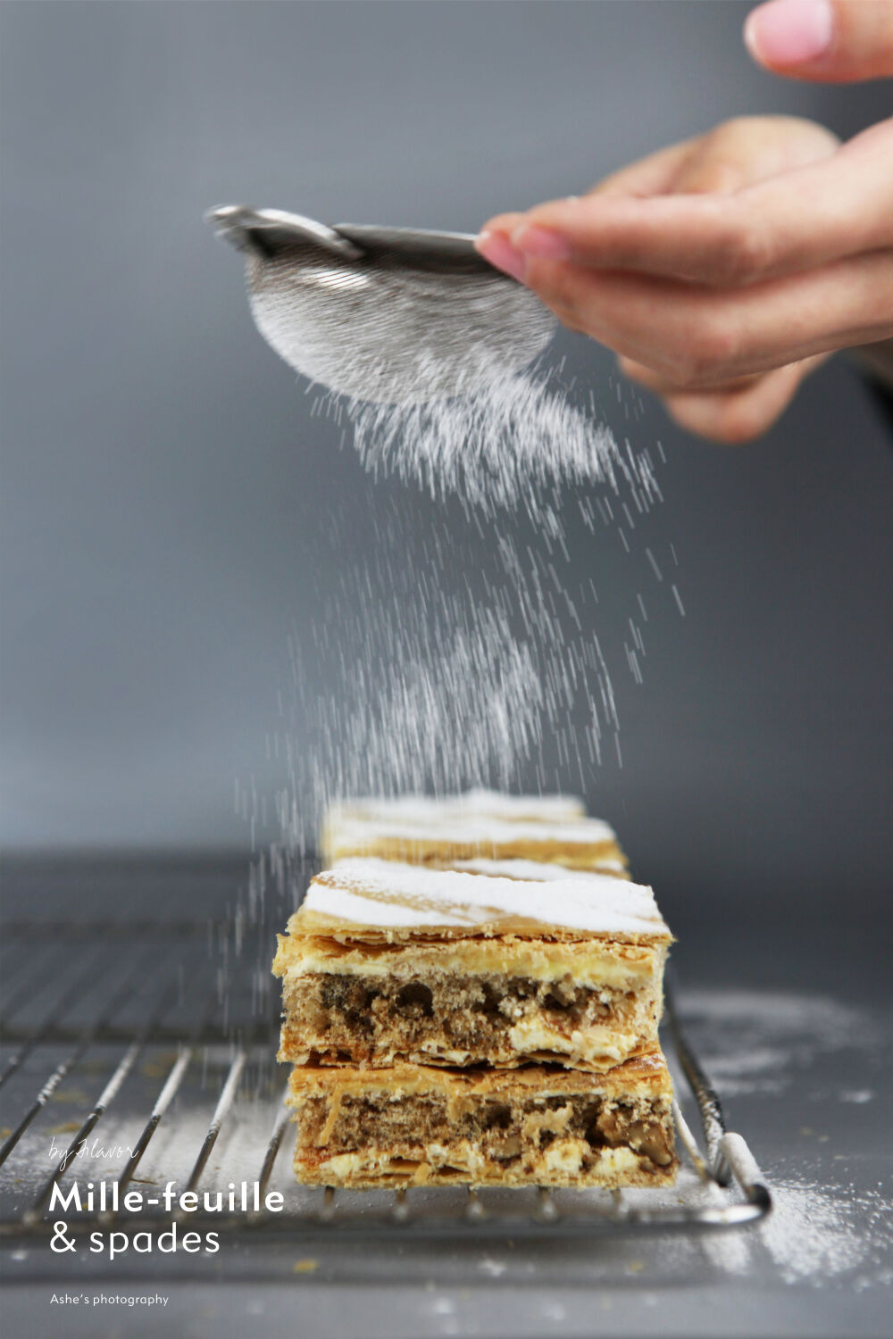 法国经典甜品拿破仑蛋糕（Mille+Feuiller）由多层酥皮夹以吉士组合而成，口感集松化及嫩滑于一身。大爱原味拿破仑~+
来自赋味的特别设计，原味/蓝莓/草莓拿破仑形象也赏心悦目。