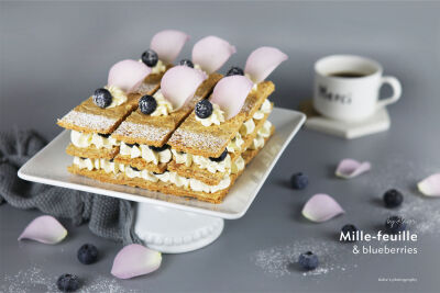 法国经典甜品拿破仑蛋糕（Mille+Feuiller）由多层酥皮夹以吉士组合而成，口感集松化及嫩滑于一身。大爱原味拿破仑~+
来自赋味的特别设计，原味/蓝莓/草莓拿破仑形象也赏心悦目。