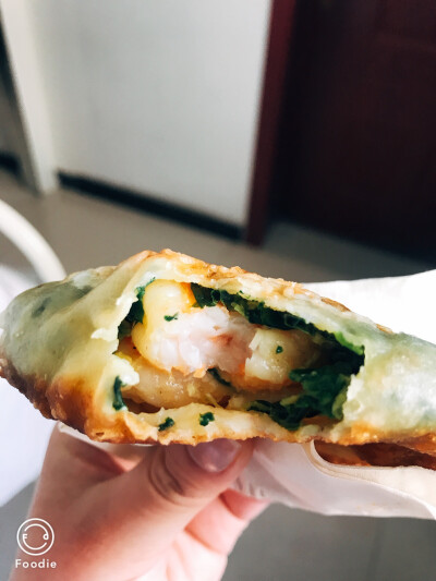 菠菜虾仁馅饼…两个大大的虾子