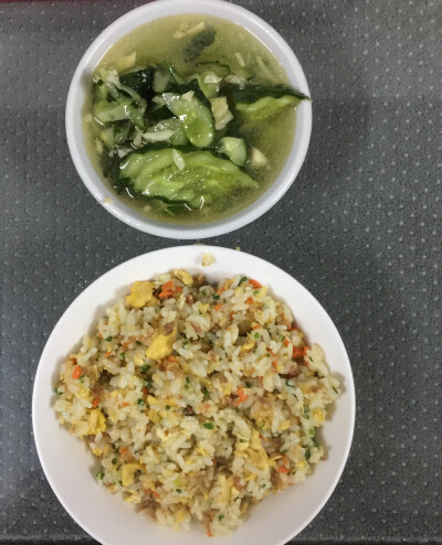 3月20日，香肠胡萝卜小葱鸡蛋炒饭+蒜香黄瓜