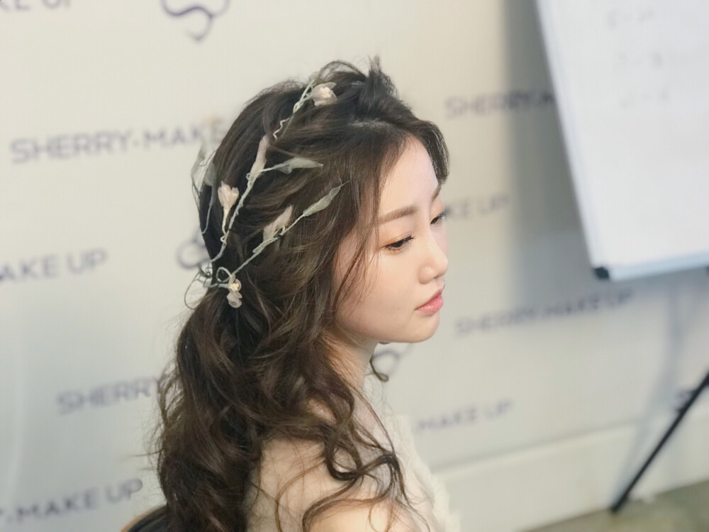 今日妆发by@晓莉工作室 的Linda老师[爱心]
要问今天学到了什么，我只学到了美[doge] ​​​