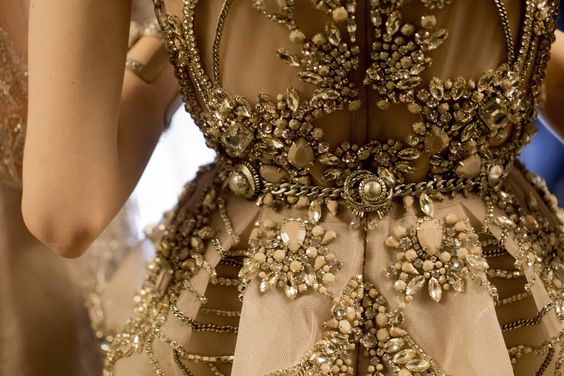 绝美的服装刺绣细节。