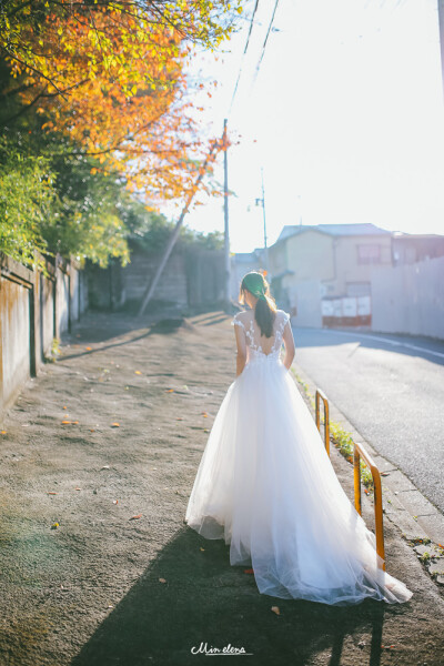 摄影：敏_elena
出镜：梅子
一直想去日本拍一组婚纱照，可惜没人找我拍，只好自己带着婚纱让同行的梅子帮忙当模特，少了新郎这个“道具“一个人的婚纱照也不错吧？：p