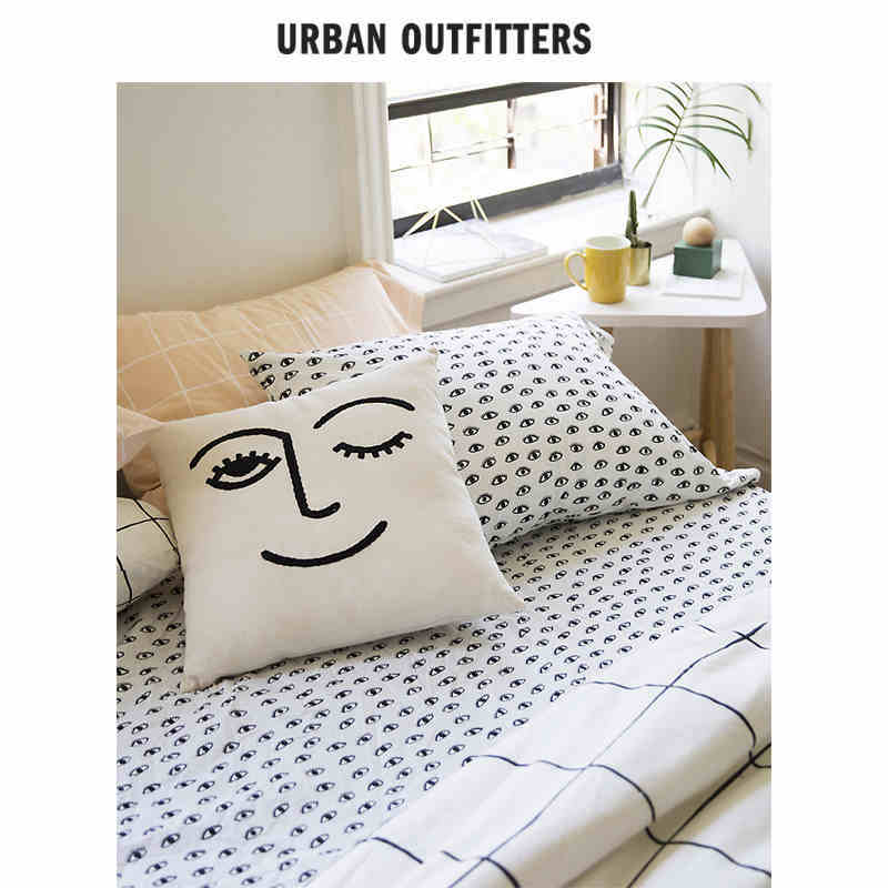 潮牌刺绣方形抱枕 Urban Outfitters趣味wink眨眼抽象画棉质靠垫