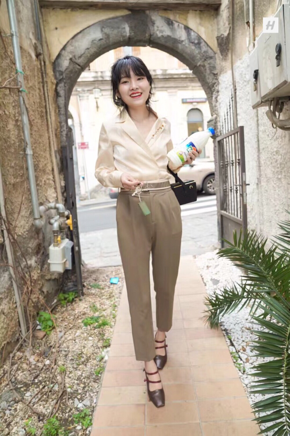 我特别喜欢用钥匙的民宿，当房东递过房门钥匙的时候有种家人的感觉。
傍晚的时候买一瓶牛奶回家，喝完睡个好觉。
旅行，让我在全世界有了歇脚的地方。
PS：裤子真的超显精神好显瘦～