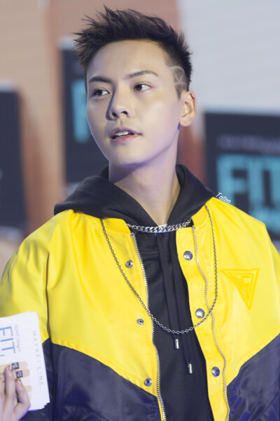 【陈伟霆 William Chan】180318 Maybelline美宝莲FIT me粉底液 新品上市发布会 2319 x 3479 px (图源: 微博@等等的纹身Tatoo weibo.com/6150341319/G8vAshuey) 