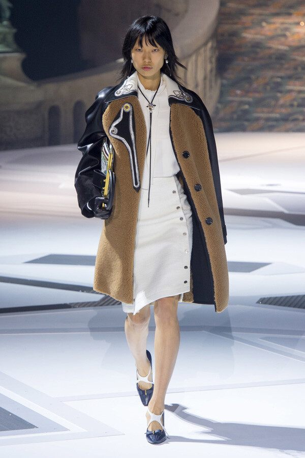 法国奢侈品牌 Louis Vuitton 2018 秋冬高级成衣 本季品牌把卢浮宫打造成了前卫的梦境，设计师将80年代的几何肩线增添了前卫色彩，收腰的细节以古典的方式唤醒了时代记忆。还有层叠效果以及条纹元素，兼顾实用和审美～
