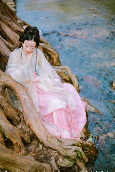 温柔地似一朵桃花
摄影：洪小漩
出镜：月饼
最近因为房子的事情，一直没能心平气和，每每想起来，懊恼又委屈。
那么美的春天，不应该生气的。应该出去踏青才是。
连着三周都在周末出差，一时没能有个属于自己的…