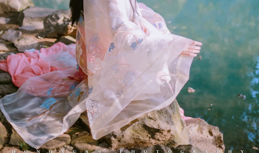 温柔地似一朵桃花
摄影：洪小漩
出镜：月饼
最近因为房子的事情，一直没能心平气和，每每想起来，懊恼又委屈。
那么美的春天，不应该生气的。应该出去踏青才是。
连着三周都在周末出差，一时没能有个属于自己的闲暇，怕是要错过花期了。有点不舍得。
和月饼们一起出去玩，可以认识新朋友，哪怕说说话也觉得开心。
莫负了大好春光，一切都会好起来的，我暗自那么想。
