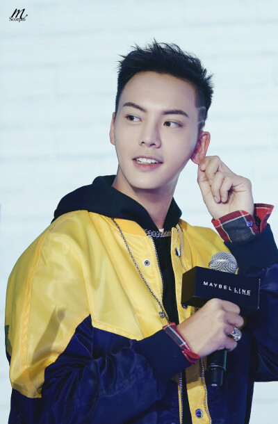 【陈伟霆 William Chan】180318 Maybelline美宝莲FIT me粉底液 新品上市发布会 1312 x 2000 px (图源: 微博@Scorpio-W陳偉霆星座站 weibo.com/5400171300/G8zWT6GTp) 