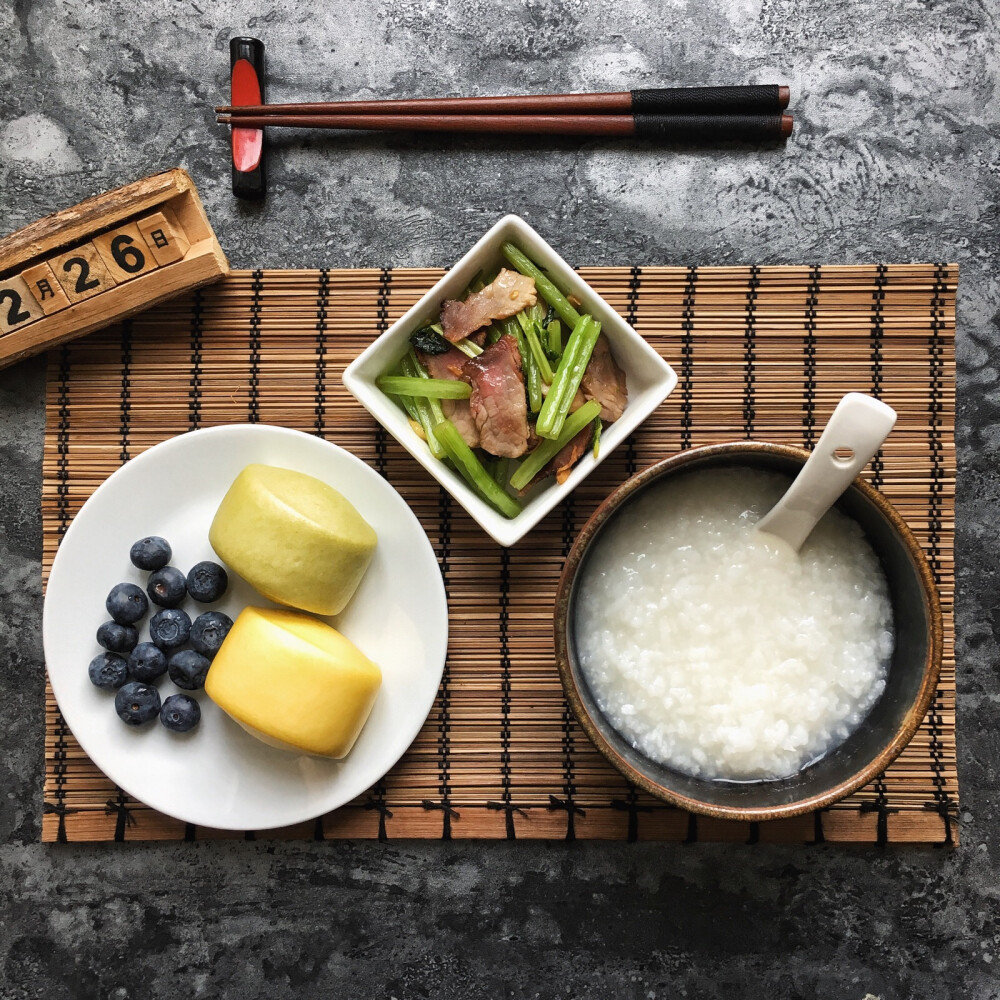 2018.2.26早餐记录：白粥+蔬菜馒头+西芹腊肉+蓝莓