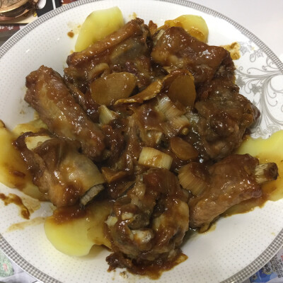 粉蒸排骨
食材：葱段 姜片 酱油 米粉 料酒 老抽 白胡椒粉 盐 大酱 土豆
1⃣️将排骨放入容器中加入葱段，姜片，酱油，料酒，老抽，少许油，白胡椒粉，盐，大酱抓匀盖上保鲜膜腌制半个小时
2⃣️米粉加少许水裹上排骨…