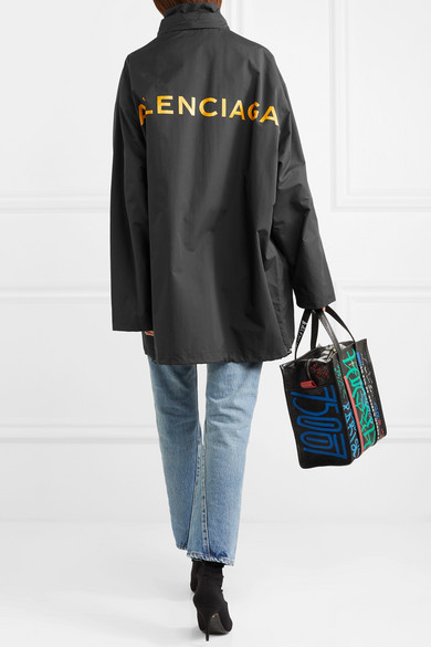 Balenciaga 这款 “Knife” 袜靴总是刚刚上架就一抢而光，实为本季最令人垂涎的潮流单品之一。它采用塑形的黑色氨纶制成，穿着时尤为贴合足部，因此丝毫不用担心它会松垮滑落。建议搭配轻盈飘逸的中长连衣裙或是半身…