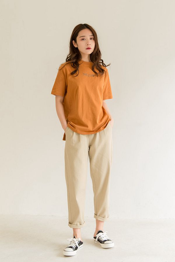今年流行的焦糖色系T恤，配条浅色休闲裤，简约随意。