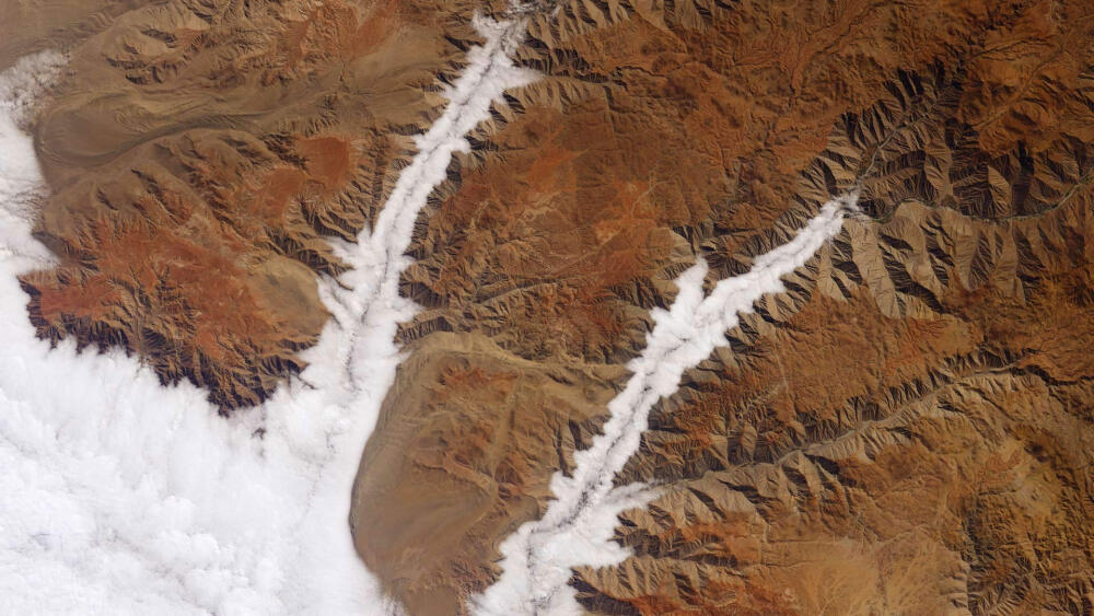 【今日世界气象日】秘鲁太平洋沿岸Yauca和Acarí河上空的云层+(©+Joshua+Stevens/NASA)(Bing+China)（图文来自bing）
今天是一年一度的世界气象日，这张壁纸是由陆地卫星8号提供的。你可以清晰的看到，在云层下面，这些峡谷的底部是秘鲁南部流入太平洋的Yauca和Acarí河。正如任何一位优秀的气象学家都会告诉你，每年的今天，这里凉爽的沿海上方会有来自赤道的暖空气，并将云层推向深深的河流峡谷和覆盖太平洋沿岸，这些云层看起来非常壮观！