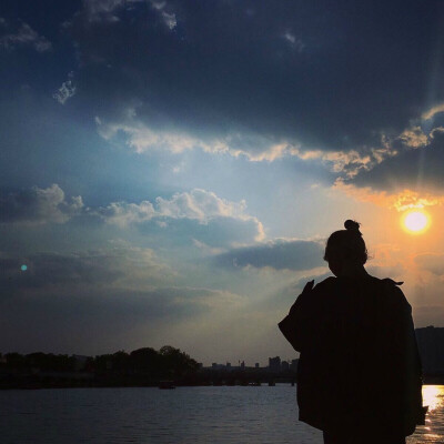 背影 唯美 海浪 夕陽 氣球