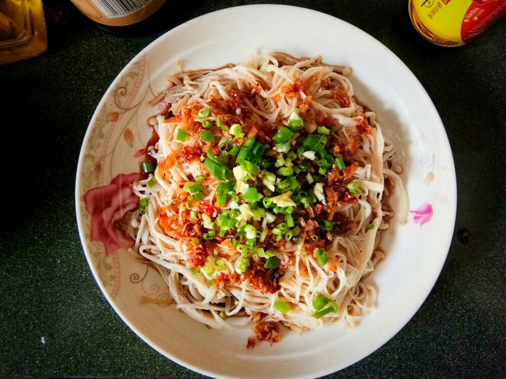 凉拌金针菇
金针菇
葱
姜
蒜
小米辣
酱油
味精
盐
醋
麻油
香油
油