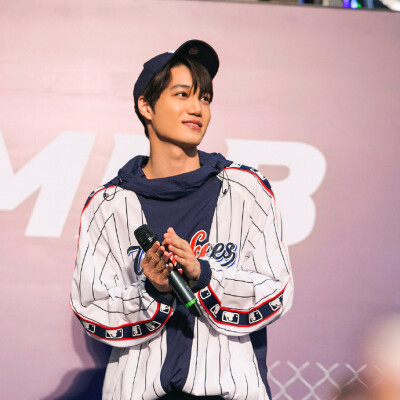 #和exo携手同行# #朴灿烈# #金钟仁## 吴世勋# 180323 mlbkorea INS更新:: KAI SEHUN CHANYEOL ::MLBKOREA HONG KONG TIMES SQUARE EXO人气爆棚！！！ ​​​​