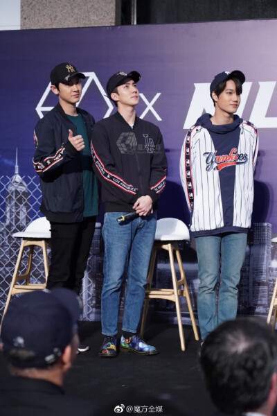 {Part1}韩团#EXO# 成员 @wu世勋-EXO 、#朴燦烈# 、#KAI# 今天在香港出席代言品牌的活動，活動現場早已聚集了數百粉絲，三子一出現引起了一陣哄動，更向四週的粉絲揮手打招呼，親切不了，期間粉絲更唱起生日歌為下個…