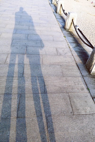 2018年，3月。青岛，太平角。周末，大晴，日暖。