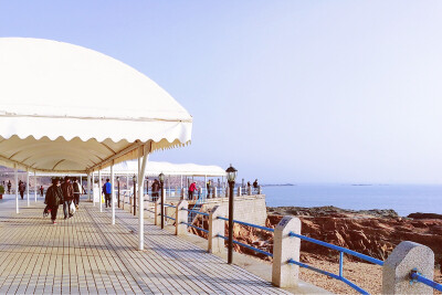 2018年，3月。青岛，太平角。周末，大晴，日暖。