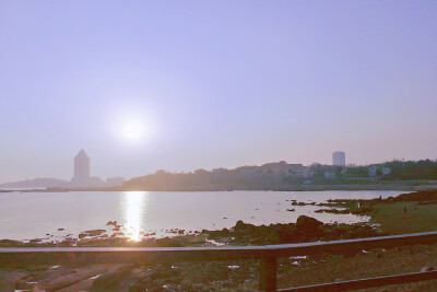 2018年，3月。青岛，太平角。周末，大晴，日暖。