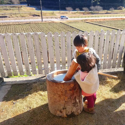 今天教孩子们打年糕，孩子们非常开心，亲手做的年糕配上白萝卜和酱油吃最美味了！