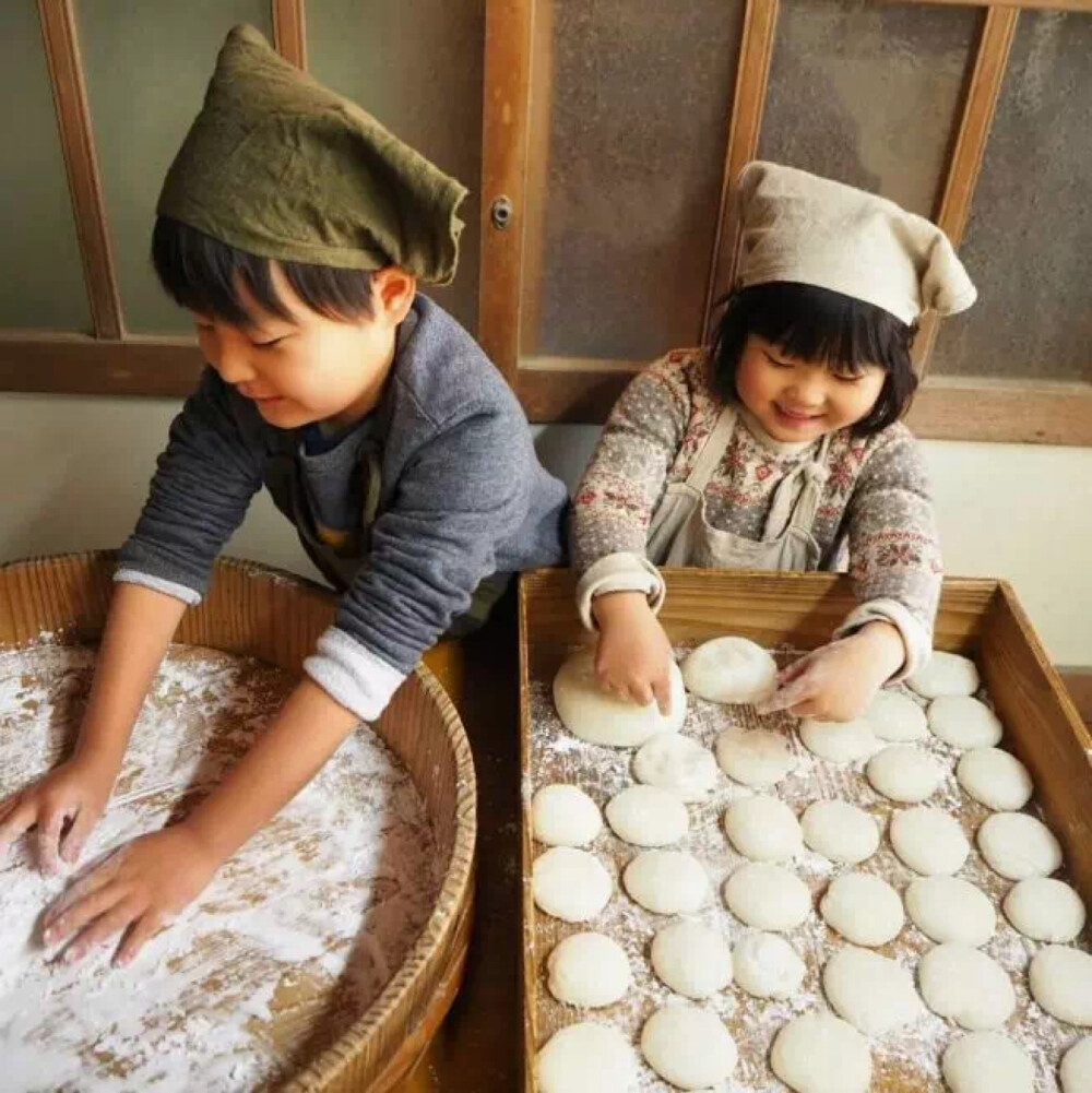 今天教孩子们打年糕，孩子们非常开心，亲手做的年糕配上白萝卜和酱油吃最美味了！