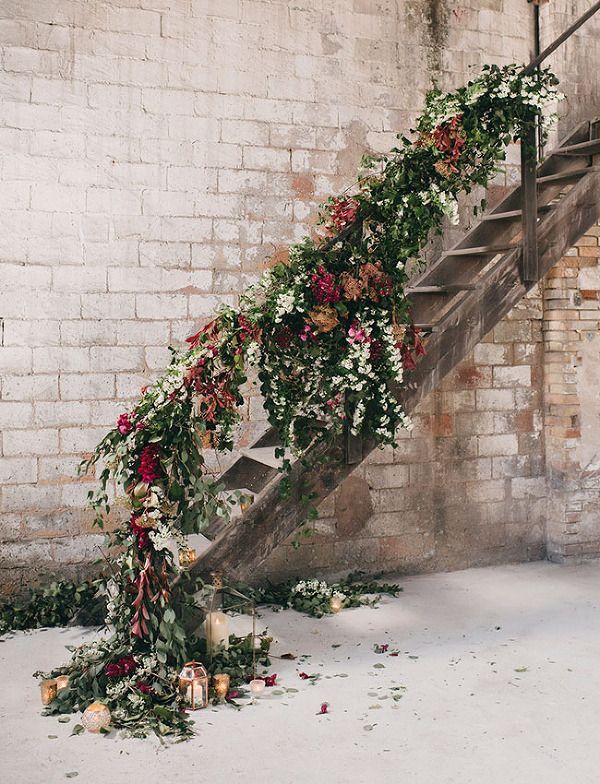 楼梯扶手上的花园，正在盛开，楼梯婚礼花艺。