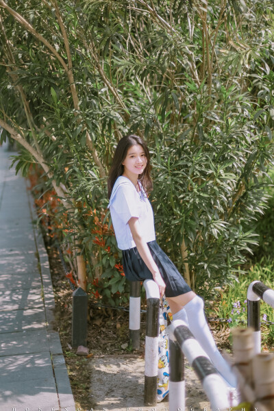 笑靥如樱花
摄影：洪小漩
出镜：莹莹
真是很难得遇到的晴天，也很难得不用出差，这才和莹莹在忙碌的三月偷了半日闲。
在去白塔公园的路上，收到莹莹发来的信息，说自己忘了带鞋子，怕是来不及回家取，只穿了一双…