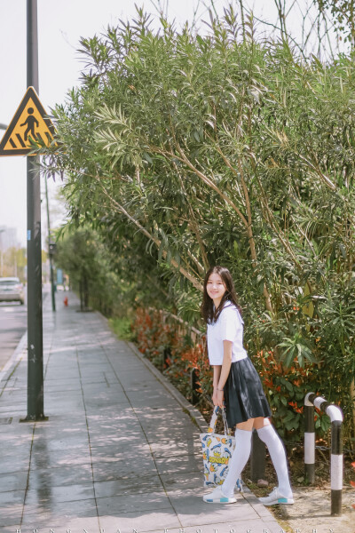 笑靥如樱花
摄影：洪小漩
出镜：莹莹
真是很难得遇到的晴天，也很难得不用出差，这才和莹莹在忙碌的三月偷了半日闲。
在去白塔公园的路上，收到莹莹发来的信息，说自己忘了带鞋子，怕是来不及回家取，只穿了一双…