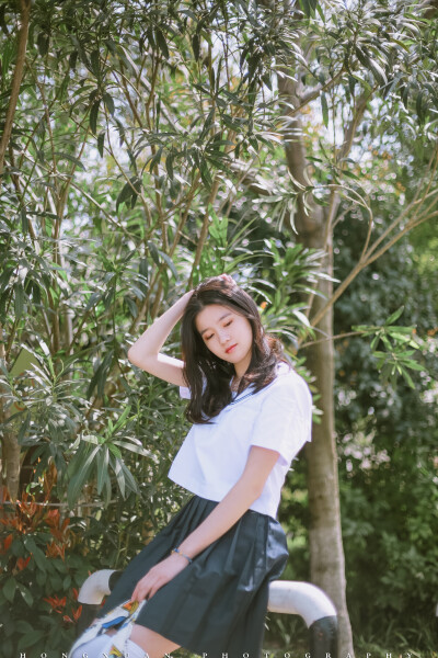 笑靥如樱花
摄影：洪小漩
出镜：莹莹
真是很难得遇到的晴天，也很难得不用出差，这才和莹莹在忙碌的三月偷了半日闲。
在去白塔公园的路上，收到莹莹发来的信息，说自己忘了带鞋子，怕是来不及回家取，只穿了一双…