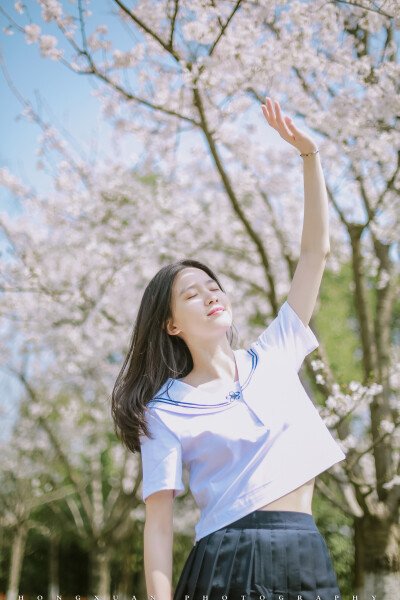 笑靥如樱花
摄影：洪小漩
出镜：莹莹
真是很难得遇到的晴天，也很难得不用出差，这才和莹莹在忙碌的三月偷了半日闲。
在去白塔公园的路上，收到莹莹发来的信息，说自己忘了带鞋子，怕是来不及回家取，只穿了一双…