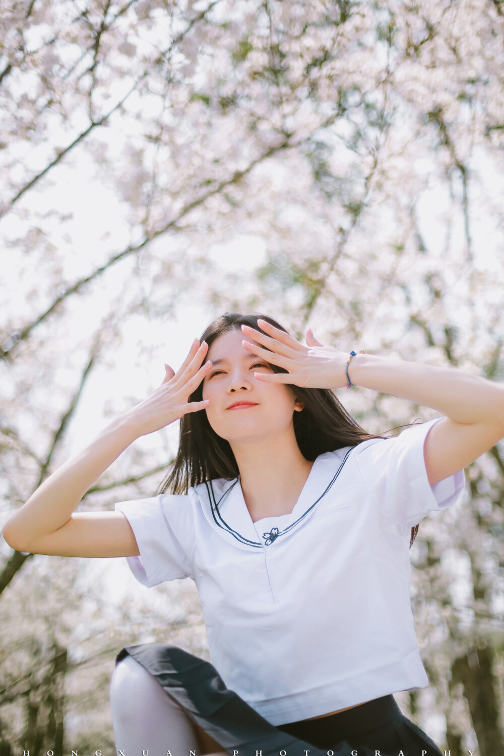 笑靥如樱花
摄影：洪小漩
出镜：莹莹
真是很难得遇到的晴天，也很难得不用出差，这才和莹莹在忙碌的三月偷了半日闲。
在去白塔公园的路上，收到莹莹发来的信息，说自己忘了带鞋子，怕是来不及回家取，只穿了一双球鞋，怎么办。
我叹了口气，那就凑合拍吧。
暖洋洋的春日，樱花成片，拂面的春风里自带芬芳。
往年拍樱花，我想到的一定是太子湾。但是这几日，看着身旁摄影师在朋友圈里的现场直播，我望而却步，只想找个清静的地方。
最近工作有些压力，不过看到樱花下跳跃的少女，觉得似乎被治愈了。
