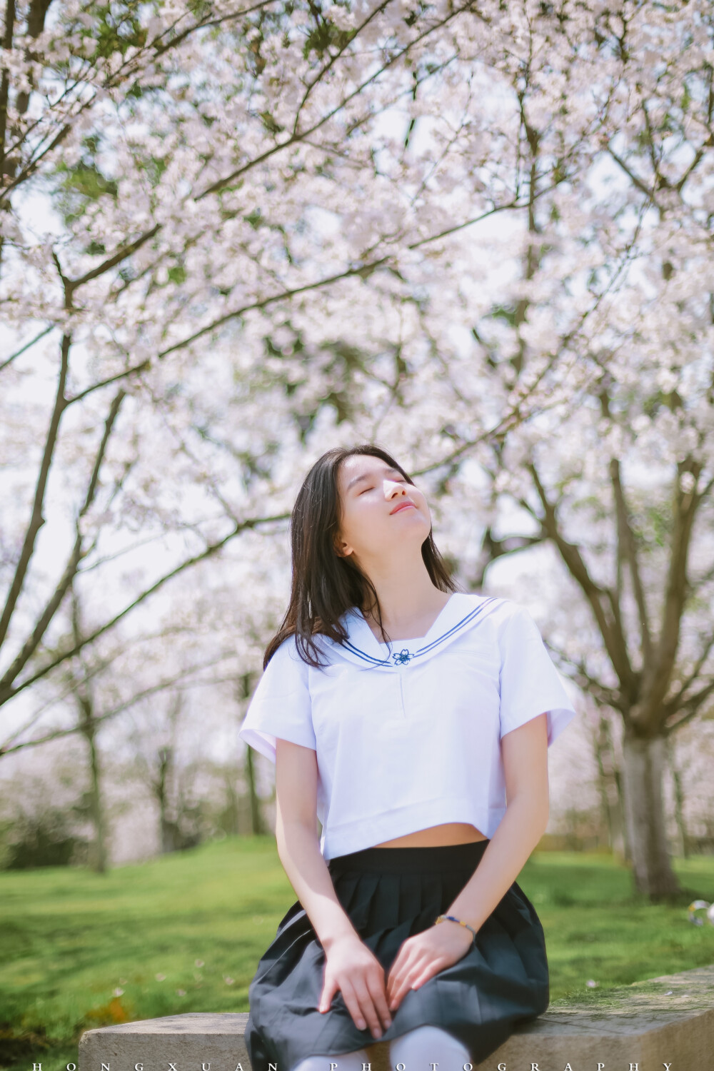 笑靥如樱花
摄影：洪小漩
出镜：莹莹
真是很难得遇到的晴天，也很难得不用出差，这才和莹莹在忙碌的三月偷了半日闲。
在去白塔公园的路上，收到莹莹发来的信息，说自己忘了带鞋子，怕是来不及回家取，只穿了一双球鞋，怎么办。
我叹了口气，那就凑合拍吧。
暖洋洋的春日，樱花成片，拂面的春风里自带芬芳。
往年拍樱花，我想到的一定是太子湾。但是这几日，看着身旁摄影师在朋友圈里的现场直播，我望而却步，只想找个清静的地方。
最近工作有些压力，不过看到樱花下跳跃的少女，觉得似乎被治愈了。
