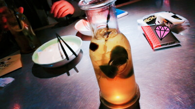 去也终须去，
住又如何住
若待山花插满头
莫问奴归处