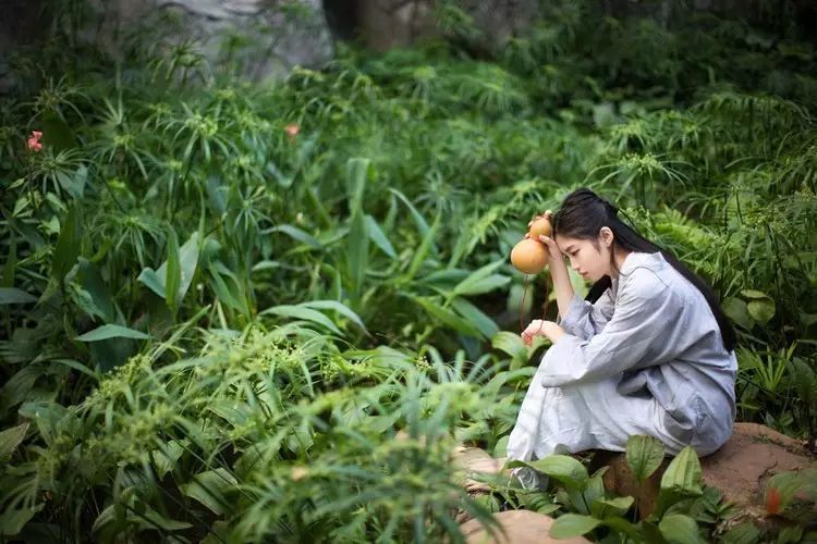 滄海桑田芳菲舊，煙雨分飛揚(yáng)清愁。東籬把盞憶別後，離歌一曲人空瘦。清泠的詞句，如水的情思，那些粉牆黛瓦上殘留的水跡，是誰人未乾的淚痕？那些吳儂軟語委婉地述說，柔軟了何處的天涯？那些飄飄緲緲評(píng)彈昆曲，溫存了誰的一方心窗？這一切都凝成似水流年裡的淺痕，清晰地纂刻一個(gè)傳奇。