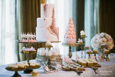 《当我望向你，四季就在我眼前》我要给你写一封很长的信，大概需要一年吧； 把春天柳树抽出的第一颗嫩芽写进信； 把夏天知了的第一声蝉鸣声装进信里； 把秋天黄昏时的第一片晚霞印在信里； 再把冬天的第一场干净的雪…