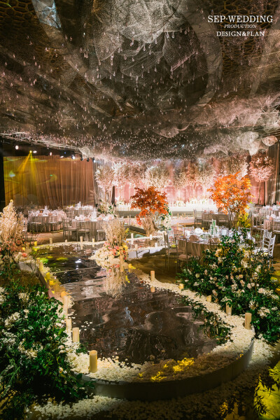 《当我望向你，四季就在我眼前》我要给你写一封很长的信，大概需要一年吧； 把春天柳树抽出的第一颗嫩芽写进信； 把夏天知了的第一声蝉鸣声装进信里； 把秋天黄昏时的第一片晚霞印在信里； 再把冬天的第一场干净的雪…