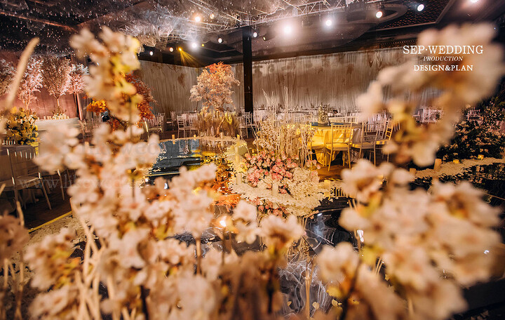 《当我望向你，四季就在我眼前》我要给你写一封很长的信，大概需要一年吧； 把春天柳树抽出的第一颗嫩芽写进信； 把夏天知了的第一声蝉鸣声装进信里； 把秋天黄昏时的第一片晚霞印在信里； 再把冬天的第一场干净的雪洒在信上； 最后，我还要把四季最好的我放进去。 你予我春夏秋冬，我赠你一生四季。