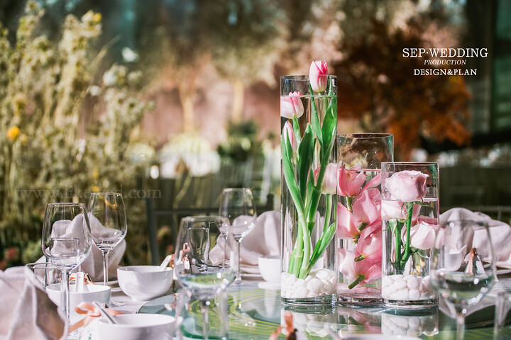 《当我望向你，四季就在我眼前》我要给你写一封很长的信，大概需要一年吧； 把春天柳树抽出的第一颗嫩芽写进信； 把夏天知了的第一声蝉鸣声装进信里； 把秋天黄昏时的第一片晚霞印在信里； 再把冬天的第一场干净的雪洒在信上； 最后，我还要把四季最好的我放进去。 你予我春夏秋冬，我赠你一生四季。