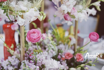 《熟罗轻扇》风透湘帘花满庭，庭前雨晴杜若香； 缃裙罗袜桃花庵，薄衫轻扇杏花楼； 又见翠陌寻春，绮窗开，人面桃花醉 —— 生绡明粉墨，浅笑犹倾国♡