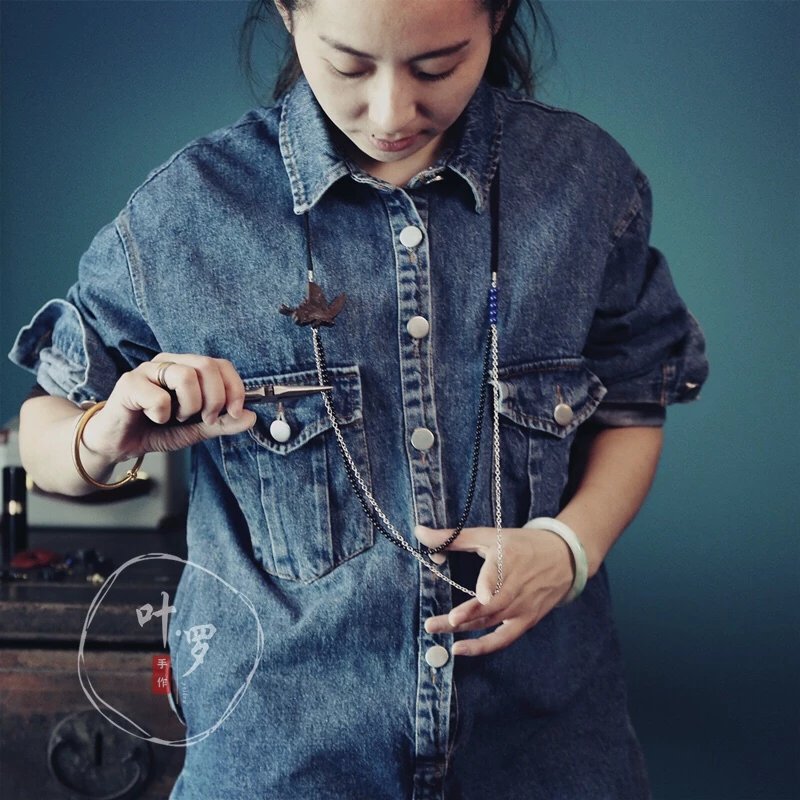 晴春蝶戏，蝴蝶造型的长项链，毛衣链 模特佩戴图